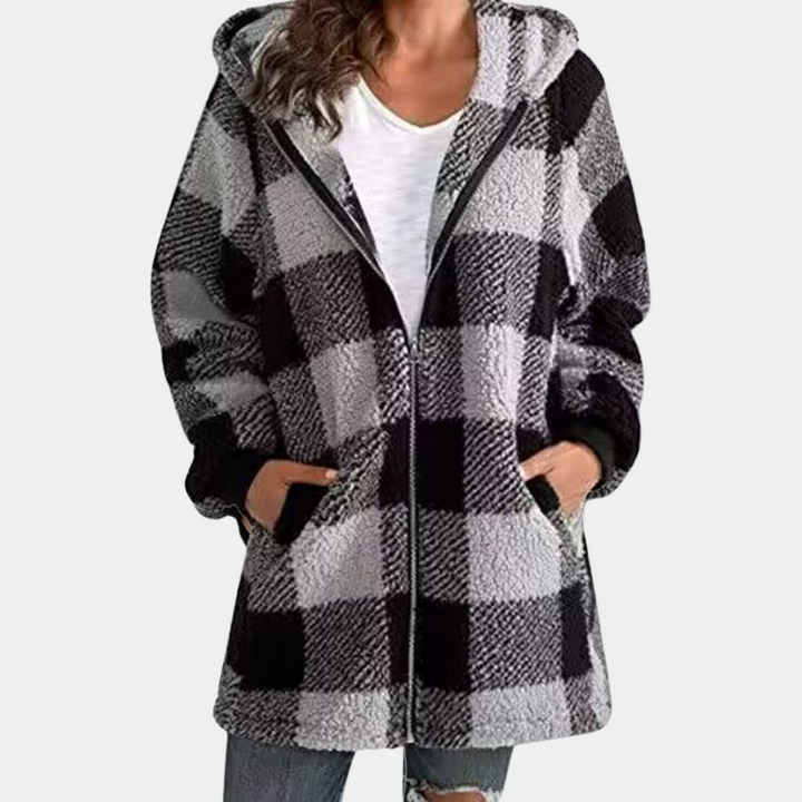 Groene geruite damesjas met capuchon, ritssluiting en zakken, gemaakt van zachte fleece stof. Perfect voor casual wintermode en warme outfits.