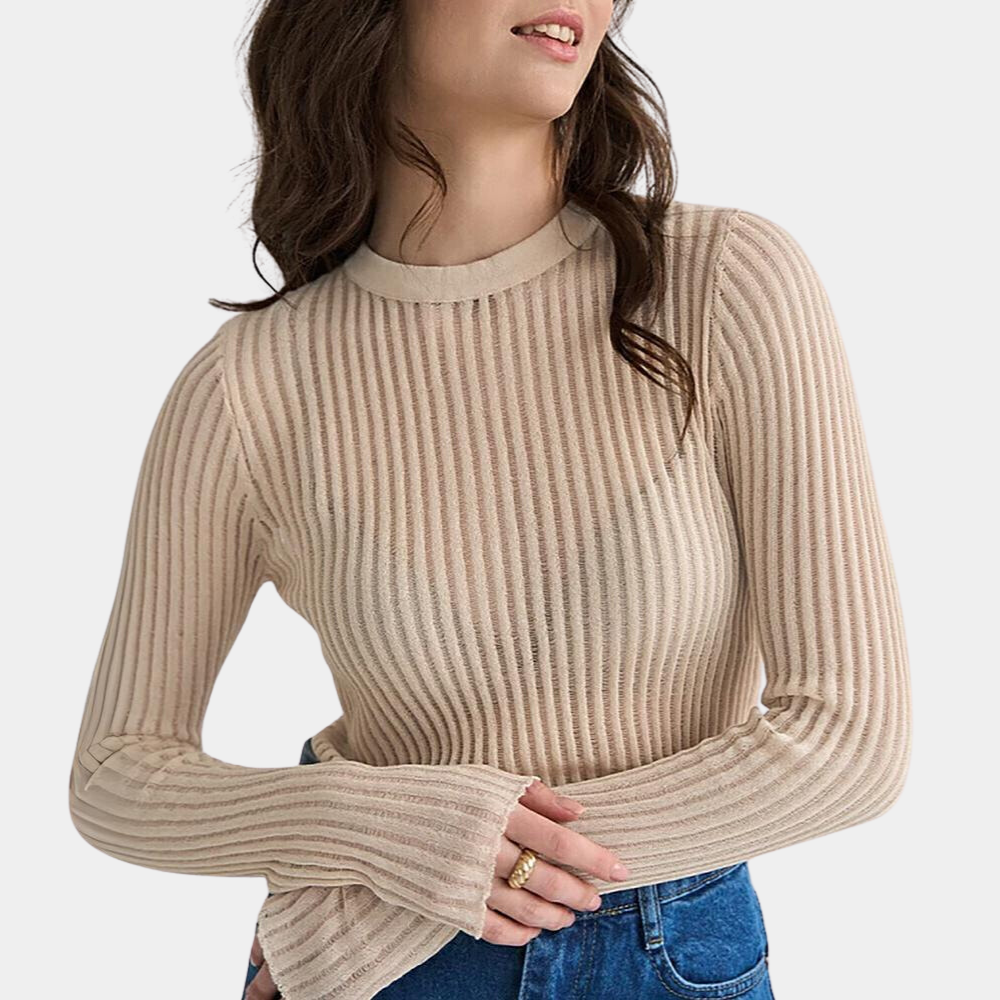 Vrouw in blauwe, doorschijnende gestreepte top met lange mouwen, gecombineerd met witte broek. Modieuze dameskleding, trendy outfit.