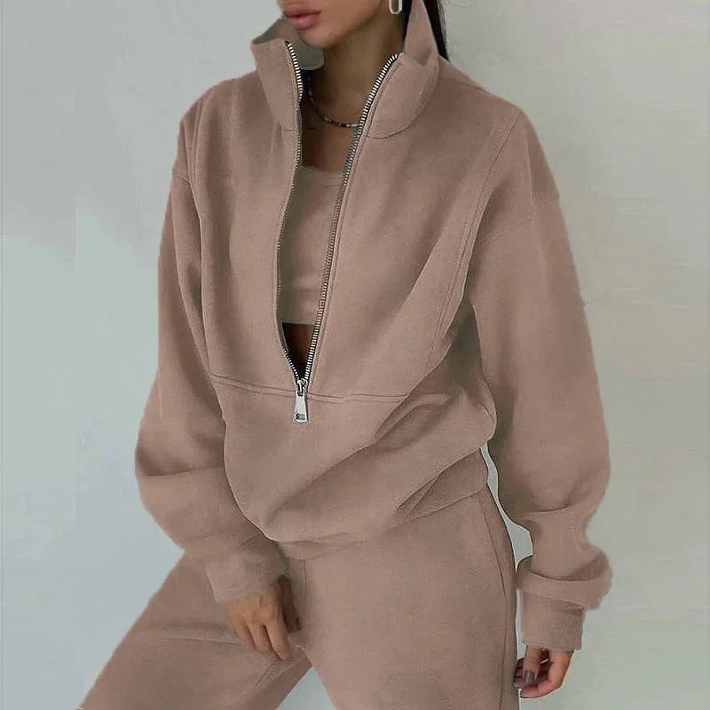 Une femme porte un ensemble décontracté de couleur beige, composé d&
